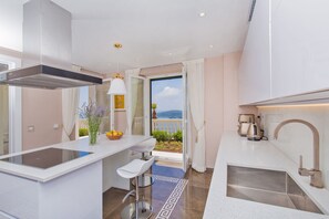 Vila luxo | Cozinha privada | Geladeira grande, fogão, cooktop, lava-louças