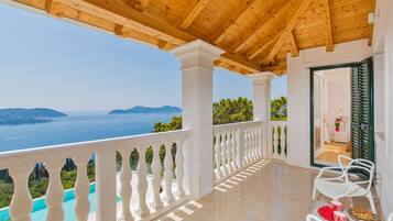 Deluxe Villa | Terrace/patio