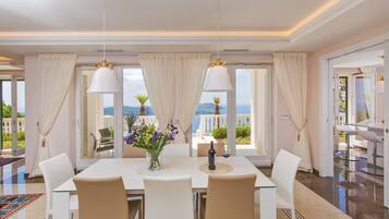 Deluxe Villa | In-room dining