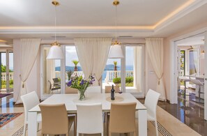 Vila luxo | Opções para refeição no quarto