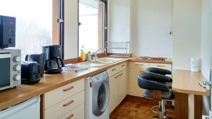 Kaffetrakter/tekoker, kjøleskap, mikrobølgeovn og ovn