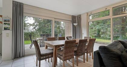 Prinsenhof 4 ist ein schönes Ferienhaus in einem ruhigen Teil des Prinsenhof Parks, umgeben von BĂ€umen und WĂ€ldern. Es bietet allen Komfort fĂŒr einen sorglosen Urlaub, einschlieĂlich einer gemĂŒtlichen Sitzecke mit Kamin.