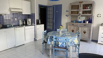 Een koelkast, een broodrooster