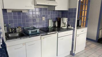 Een koelkast, een broodrooster