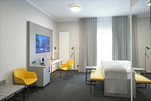 Minibar, in-room safe, individually decorated, individually furnished - Hotel Adler (Münster)