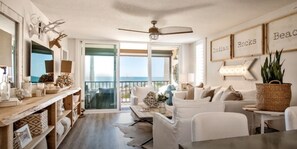 Smart TV, chimenea y libros 