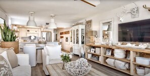 Smart TV, chimenea y libros 