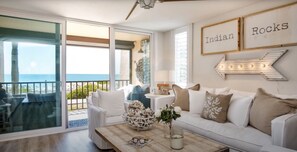 Smart TV, chimenea y libros 