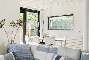 Een televisie, een open haard, een filmbibliotheek en een stereo