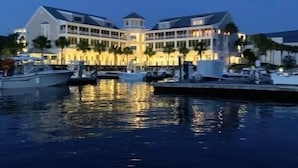 Een hotel aan het water met meerdere balkons en een jachthaven.