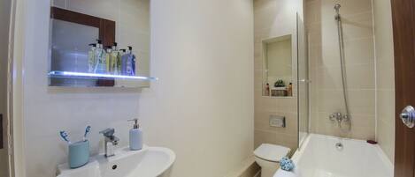 Duschwanne, Haartrockner, Handtücher, Seife