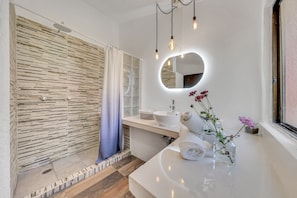 Douche, serviettes fournies, savon, shampoing