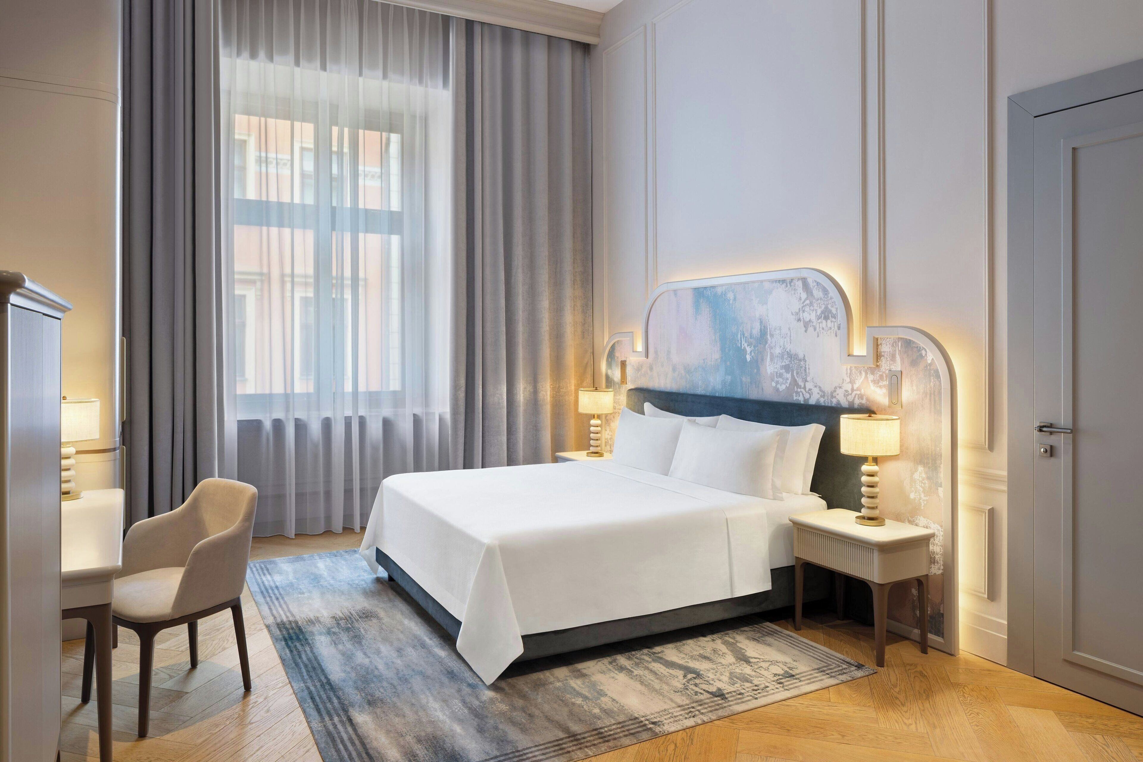 Suite – junior, 1 kingsize-seng | Allergitestet sengetøy, dundyner, minibar og safe på rommet