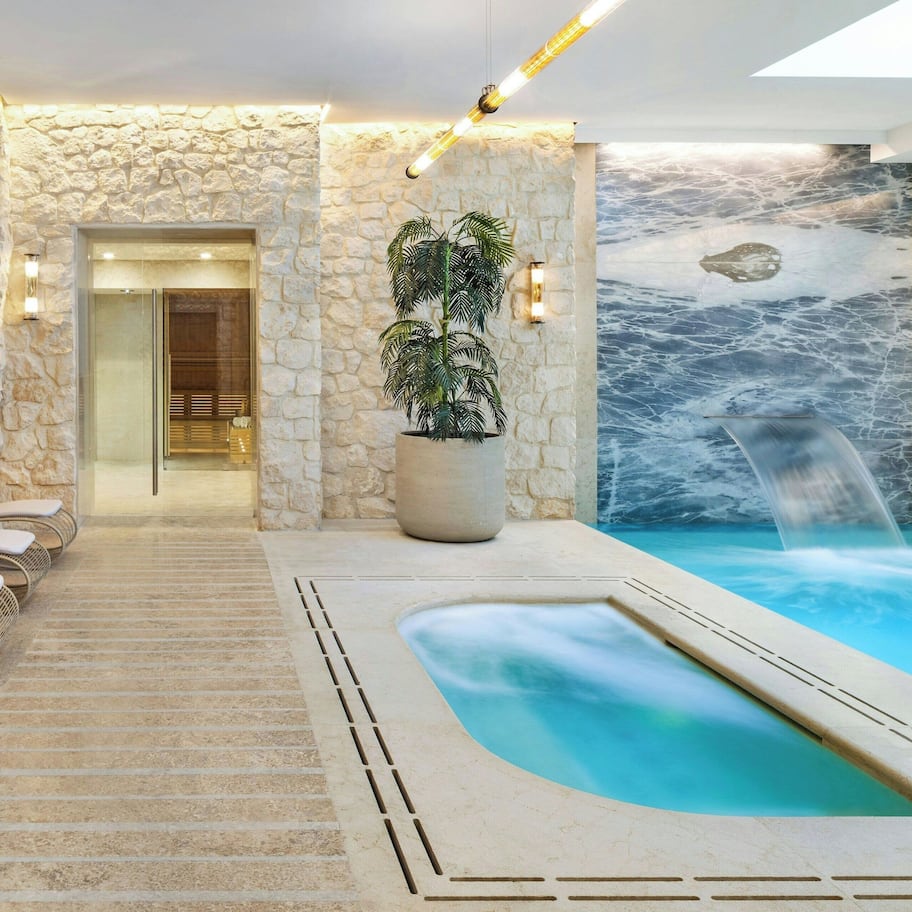 Couples treatment rooms, hot tub, steam room, body treatments