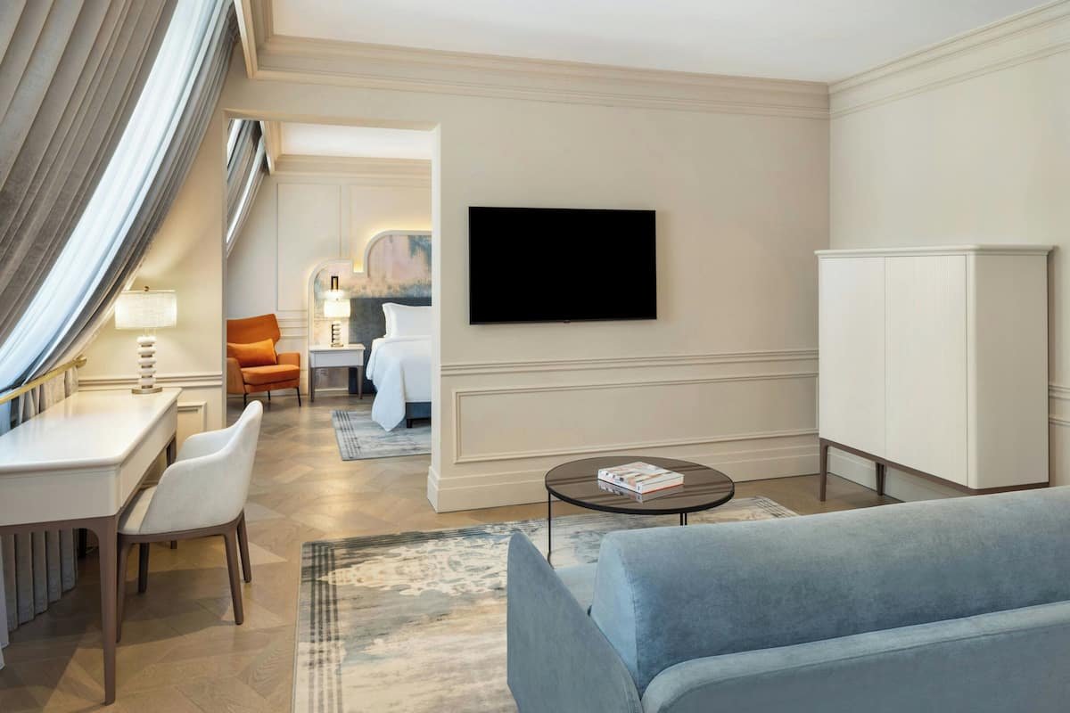 Suite, 1 kingsize-seng | Allergitestet sengetøy, dundyner, minibar og safe på rommet