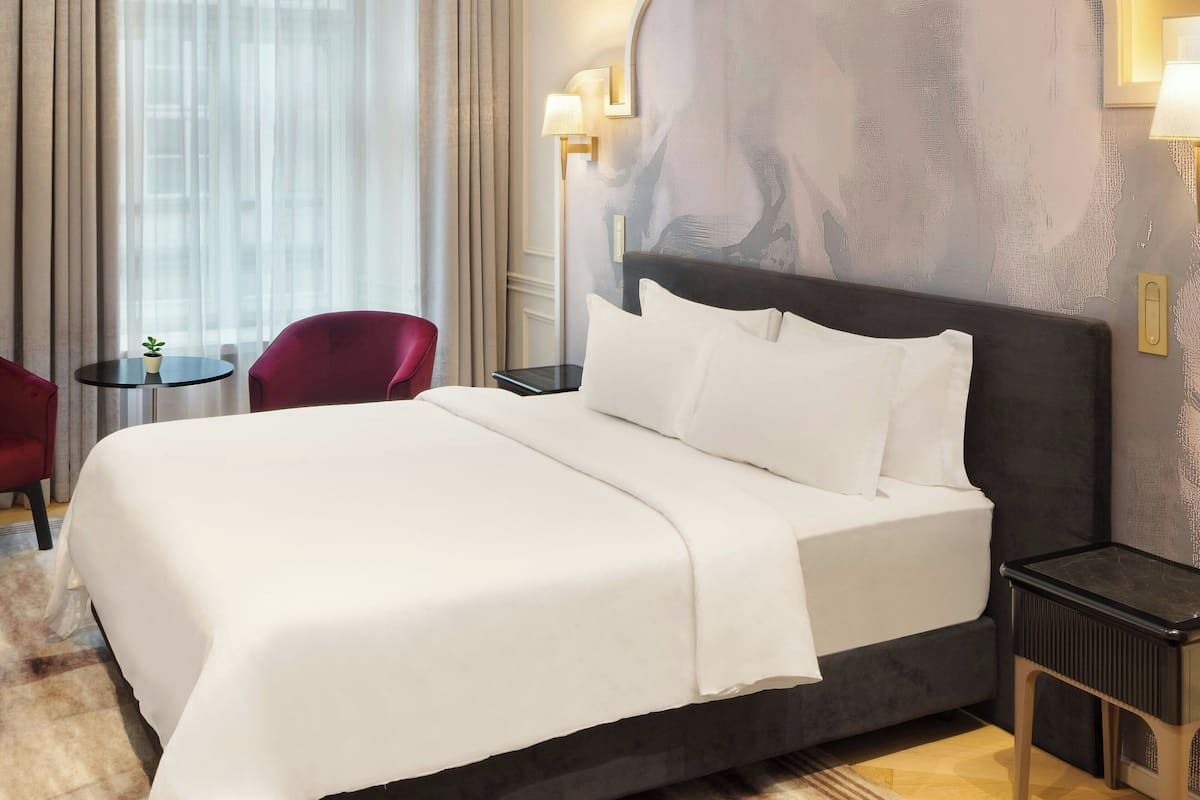 Rom – classic, 1 kingsize-seng | Allergitestet sengetøy, dundyner, minibar og safe på rommet