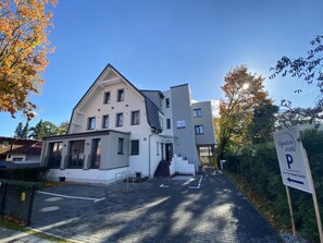 Vista frontal de la propiedad