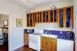 Fridge, microwave, oven, stovetop - Cute Creole Cottage in the Marigny! (New Orleans)