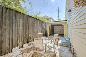 Outdoor dining - Cute Creole Cottage in the Marigny! (New Orleans)