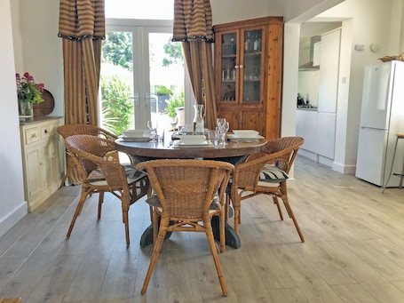 Restaurantes. 2 bedroom accommodation in Heswall, near Liverpool