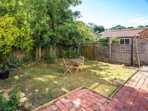 Outdoor dining - 36 Westminster Road · Bright & Spacious 2-Bed Home in York with Garden - Pass the Keys (York)