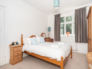 2 bedrooms, iron/ironing board, travel cot, free WiFi