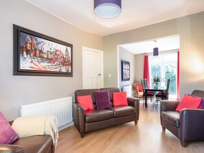 Living area - 36 Westminster Road · Bright & Spacious 2-Bed Home in York with Garden - Pass the Keys (York)