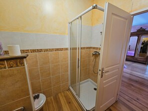 Bathtub, hair dryer, toilet paper - Trémoulis, 7 people, tasteful decoration, close to shops (La Canourgue)