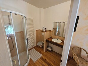 Baignoire, sèche-cheveux, papier toilette