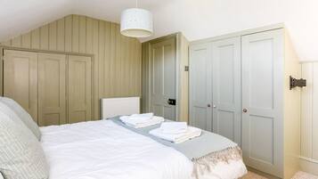 5 bedrooms, blackout curtains, iron/ironing board, free WiFi