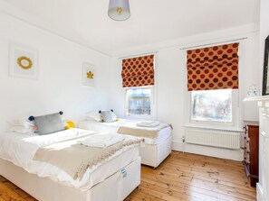 5 Schlafzimmer, Verdunkelungsvorhänge, Bügeleisen/Bügelbrett
