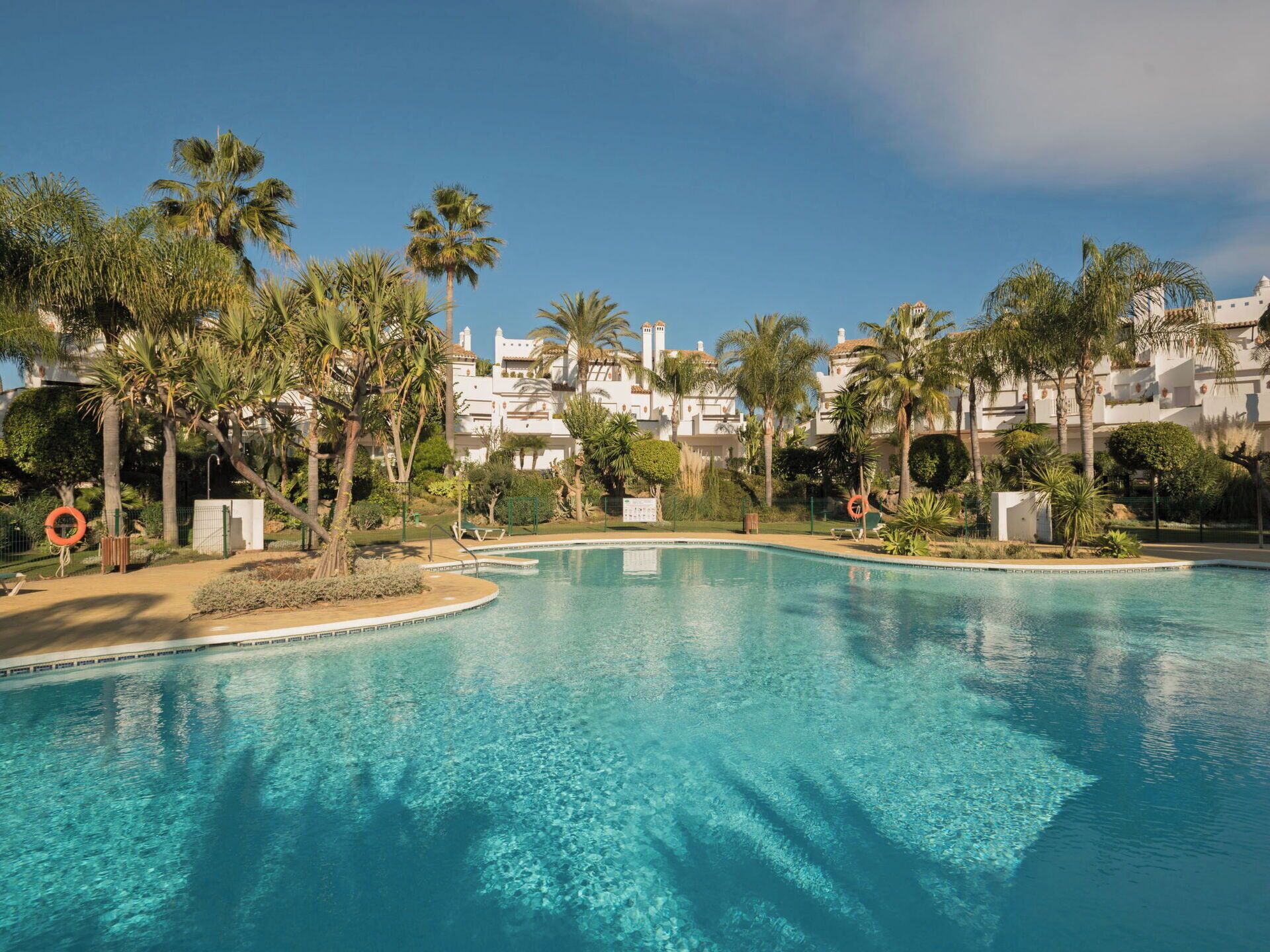L'Eau, Plante, Ciel, Bâtiment, Piscine, Nuage, Bleu Azur, Arbre, Station Balnéaire, Maison