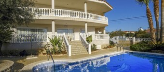 Beautiful private villa for 12 people with private pool, WIFI, TV and patio