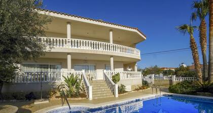 Merveilleuse maison de vacances privée pour 12 personnes avec WIFI, piscine privée, TV et patio