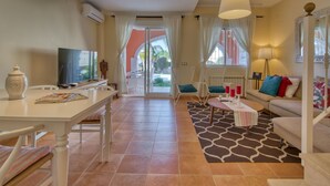 Un ampio soggiorno con zona pranzo, grandi finestre e vista sull'esterno.