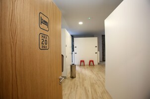 Cama individual en habitación compartida de 20 camas, baño compartido | Sábanas de algodón egipcio y ropa de cama de alta calidad