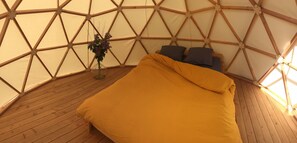 1 bedroom, travel cot, bed sheets