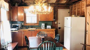 Standard Cottage, 2 Bedrooms, Non Smoking (Efficiency) | In-room dining