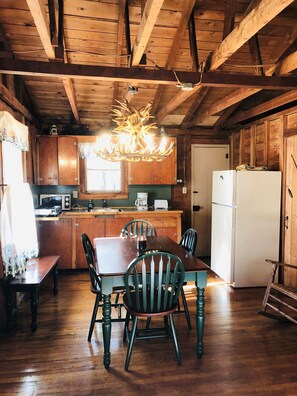 Standard Cottage, 2 Bedrooms, Non Smoking (Efficiency) | In-room dining