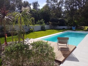 Een buitenzwembad en een verwarmd zwembad