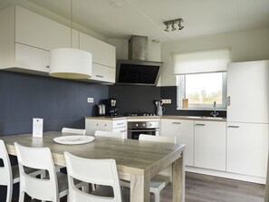 Astianpesukone, syöttötuoli, ruokailupöytä