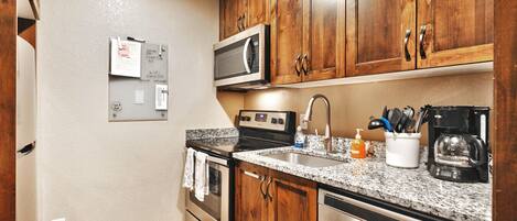 冰箱、微波炉、烤箱、炉灶