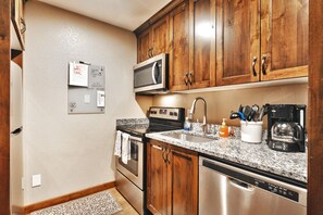 Frigorifero, microonde, forno, piano cottura