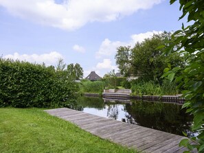 Property grounds - Stunning private villa for 10 people with WIFI, TV, terrace and pets allowed (Burgum)