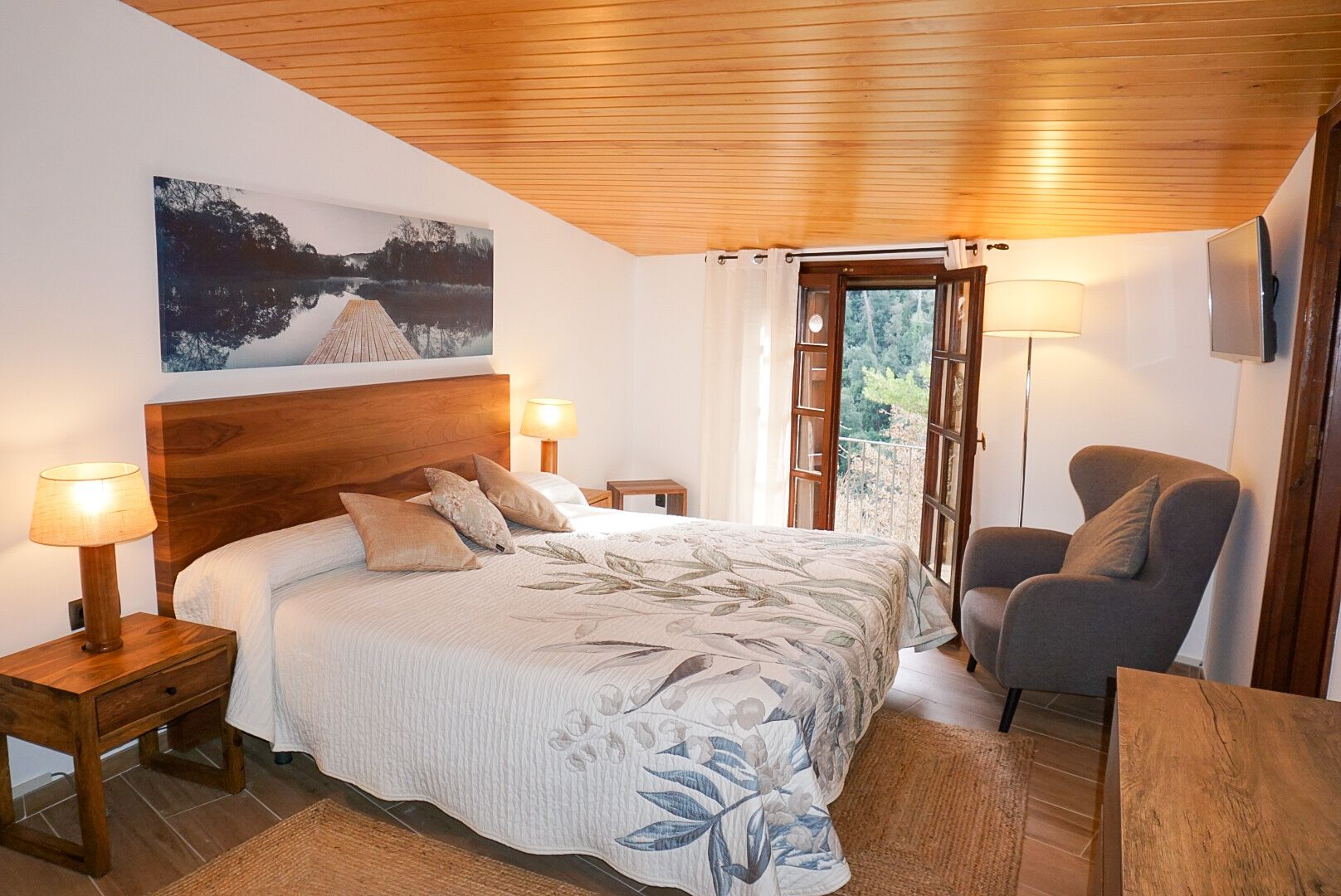 standard double room | individually decorated, individually furnished, laptop workspace