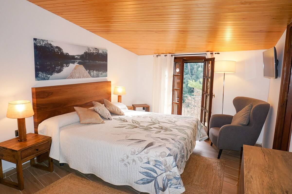 standard double room | individually decorated, individually furnished, laptop workspace