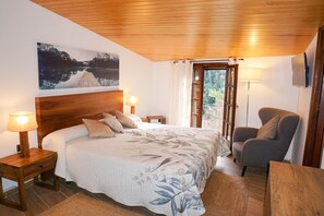 Individually decorated, individually furnished, laptop workspace - La Sala de Camós (Camos)