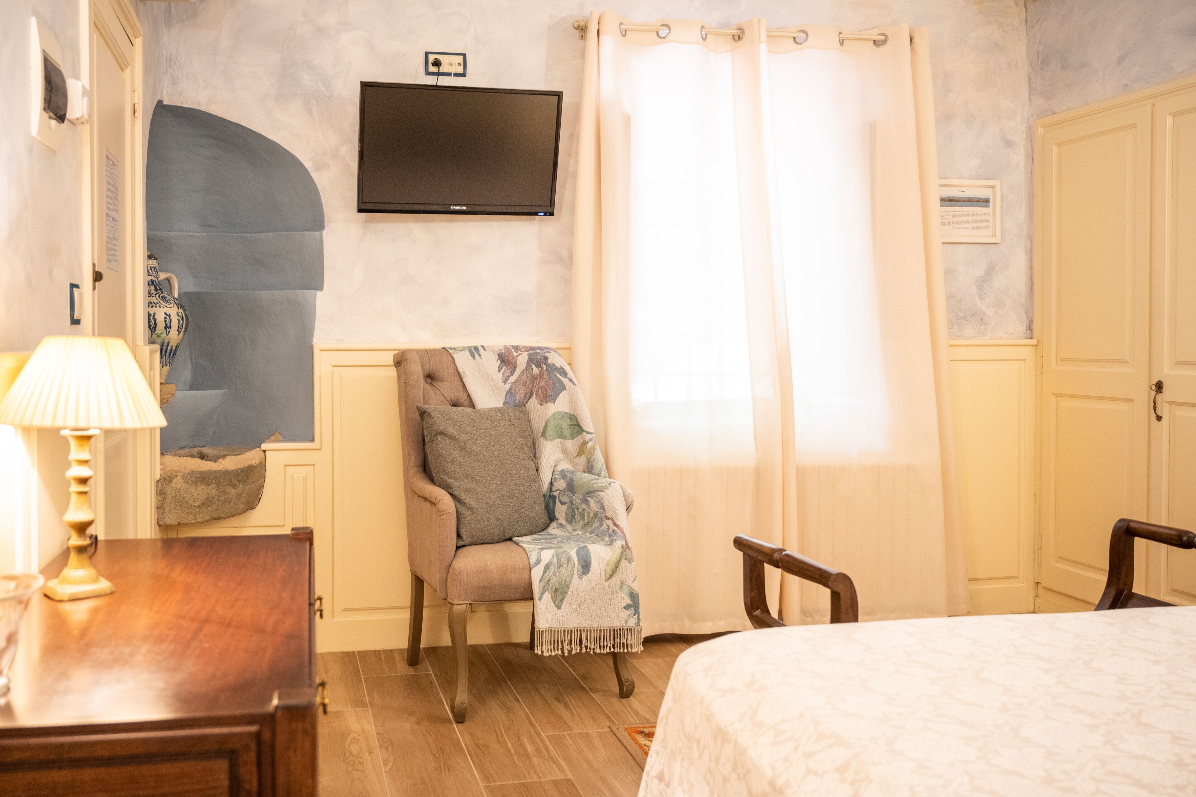 standard double room | individually decorated, individually furnished, laptop workspace