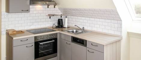 Micro-ondes, four, lave-vaisselle, grille-pain