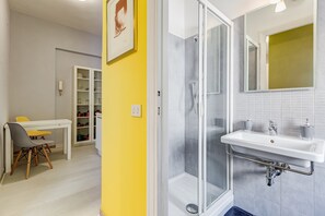 Apartment | Bathroom sink
